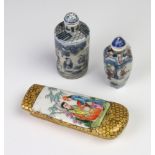 An antique style Chinese porcelain scent bottle decorated with figures 6cm, a cylindrical ditto