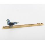A 15ct yellow gold and enamelled pigeon bar brooch, 3.1 grams