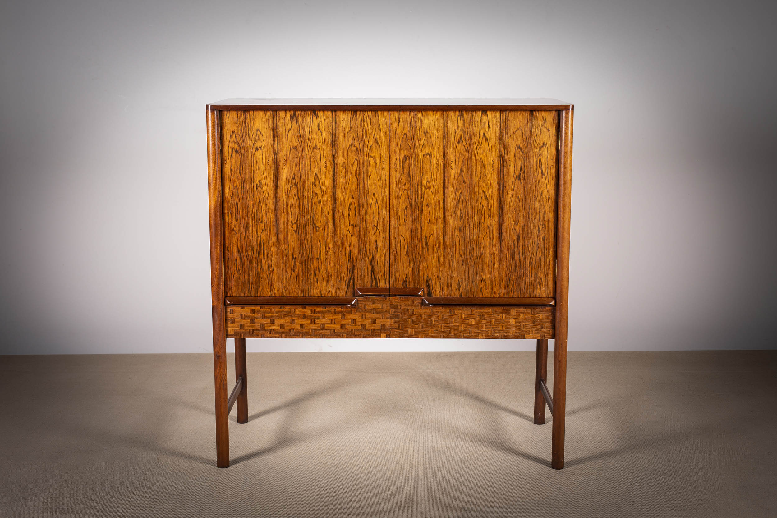 A ROSEWOOD UPRIGHT COCKTAIL CABINET