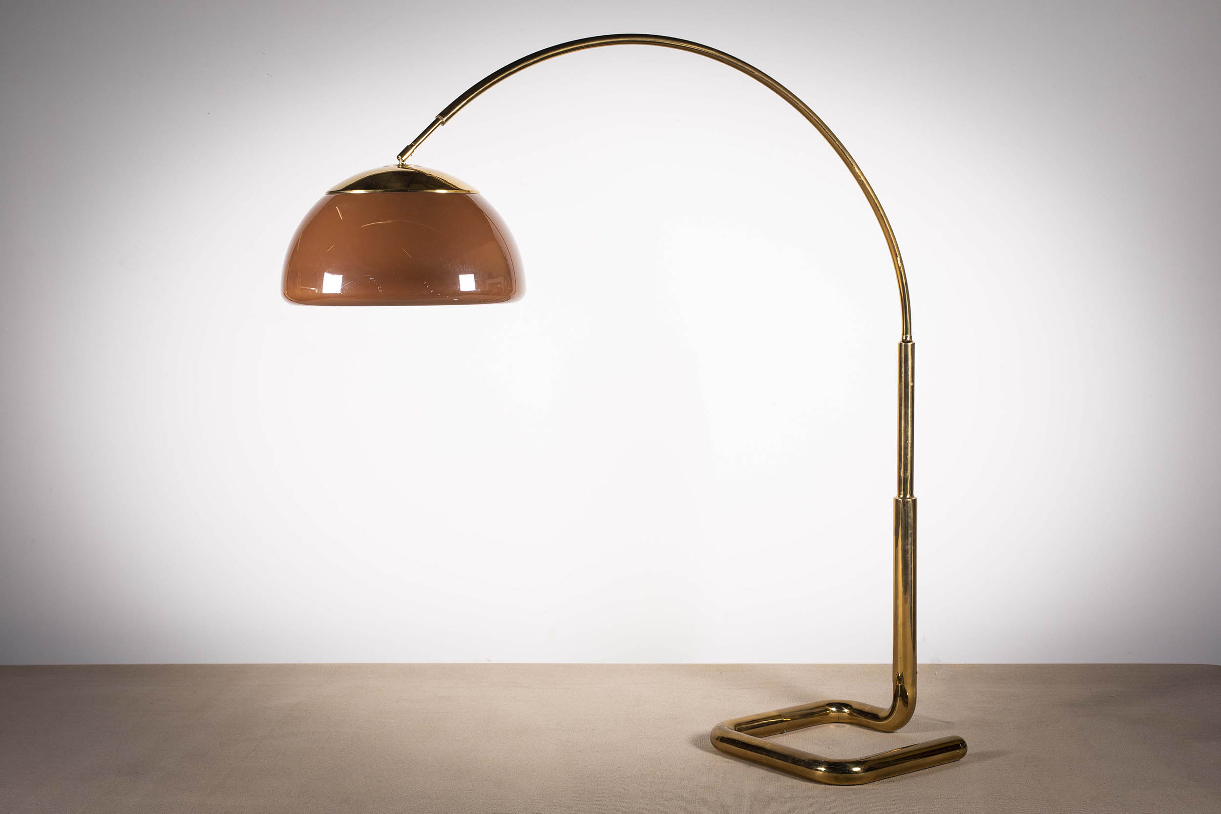 A TUBULAR BRASS ADJUSTABLE ARC LAMP