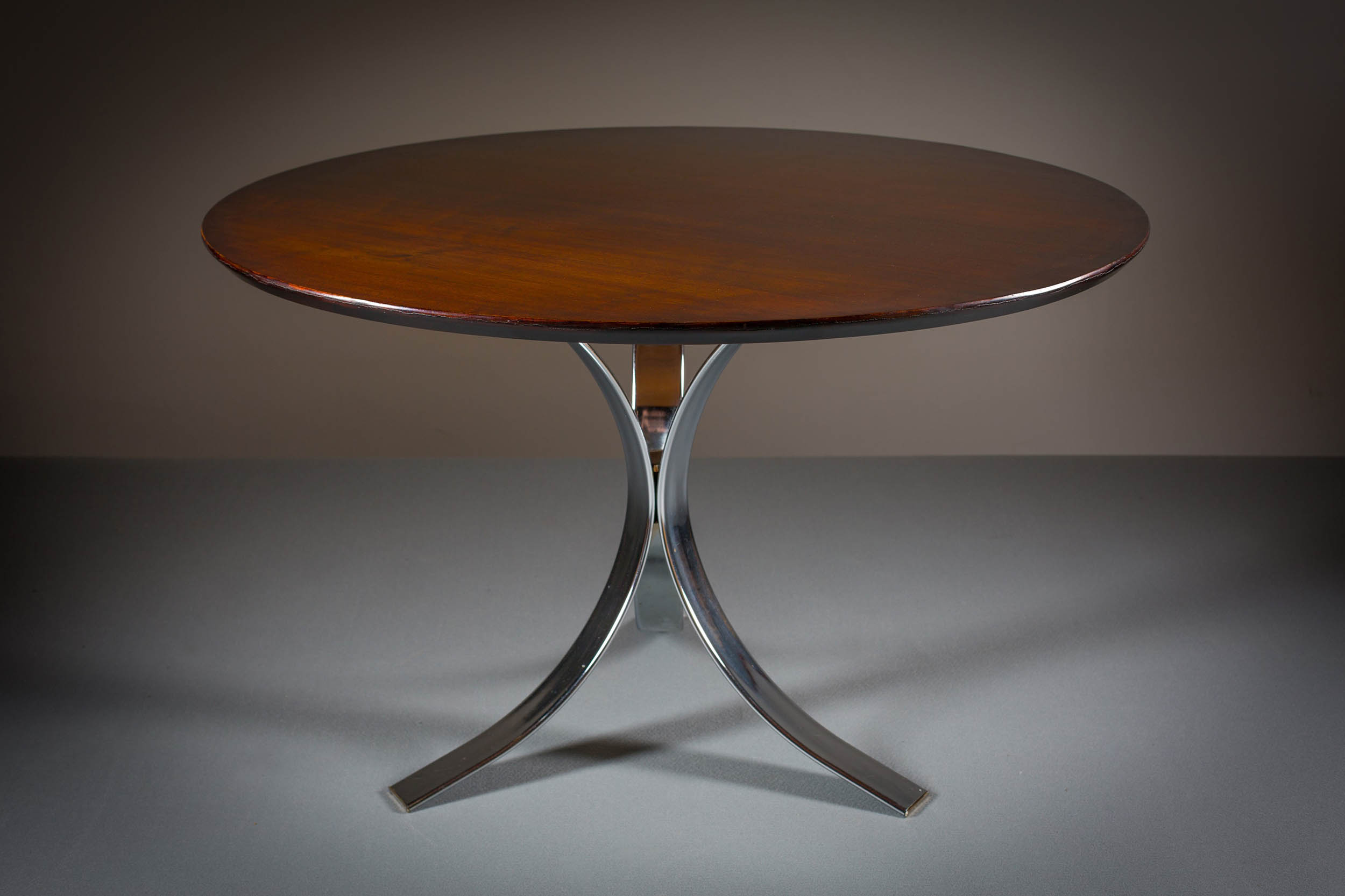 A ROSEWOOD CIRCULAR DINING TABLE, ITALIAN,