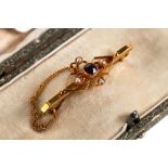 AN EDWARDIAN 15CT YELLOW GOLD AMETHYST AND SEED PEARL BROOCH, approximately 2.1 grams.