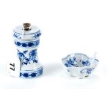 AN EARLY 20TH CENTURY MEISSEN BLUE AND WHITE "ONION" PATTERN PEPPER MILL, crossed swords mark, 3 1/2