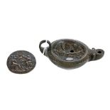 A FINELY CAST 19TH CENTURY BRONZE GRAND TOUR ROMAN OIL LAMP, the centre decorated with a winged