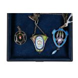 AN EARLY 20TH CENTURY ART NOUVEAU INFLUENCE STERLING SILVER AND ENAMEL PENDANT AND CHAIN, a