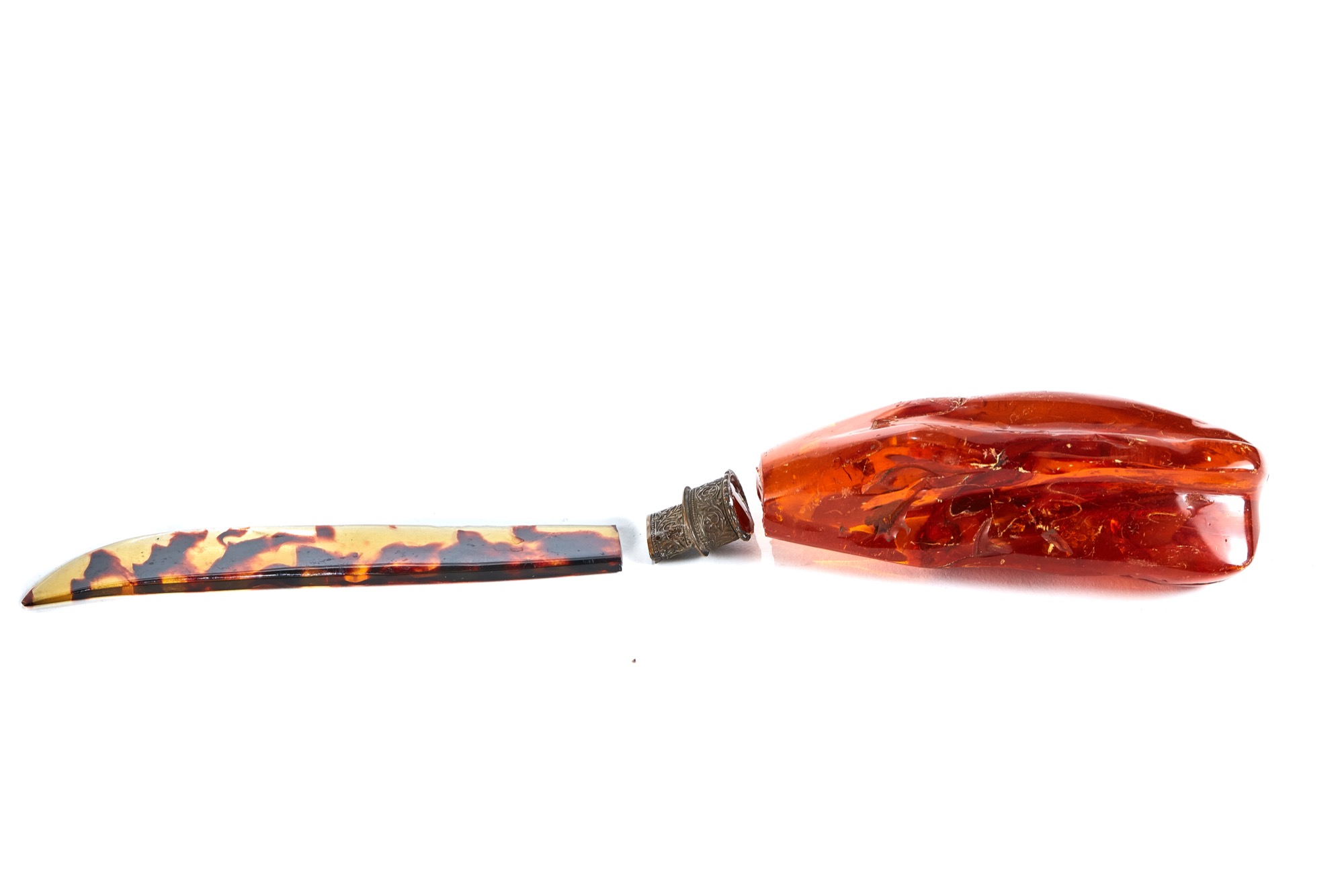 AN EDWARDIAN NATURAL AMBER HANDLED PAPER KNIFE with a tortoiseshell blade, at fault, 11 ins long.