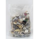 A quantity of assorted jewellery CONDITION: Please Note - we do not make reference