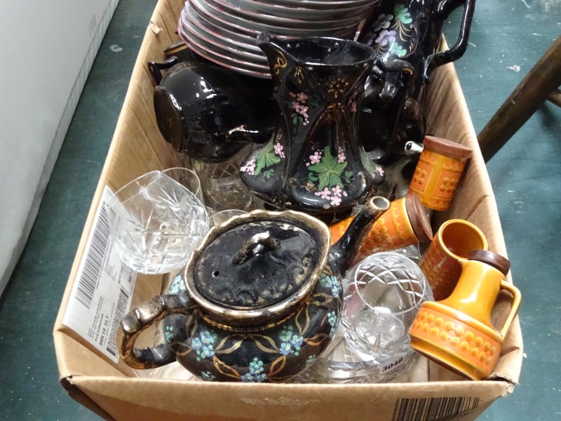 A box of miscellaneous featuring ceramics and glassware CONDITION: Please Note - - Image 4 of 4