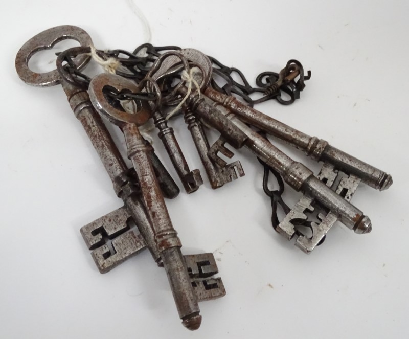 A selection of Victorian steel keys - Image 3 of 3