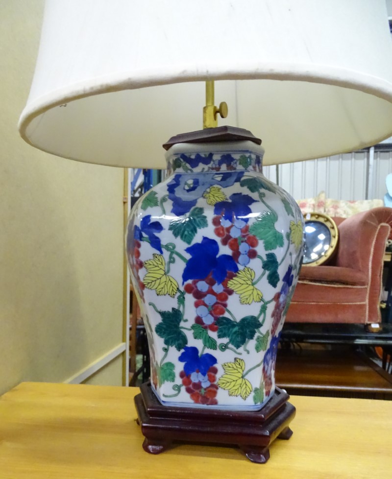 An oriental ceramic lamp CONDITION: Please Note - we do not make reference to the - Image 3 of 4