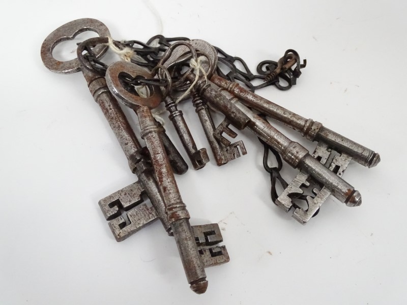 A selection of Victorian steel keys - Image 2 of 3