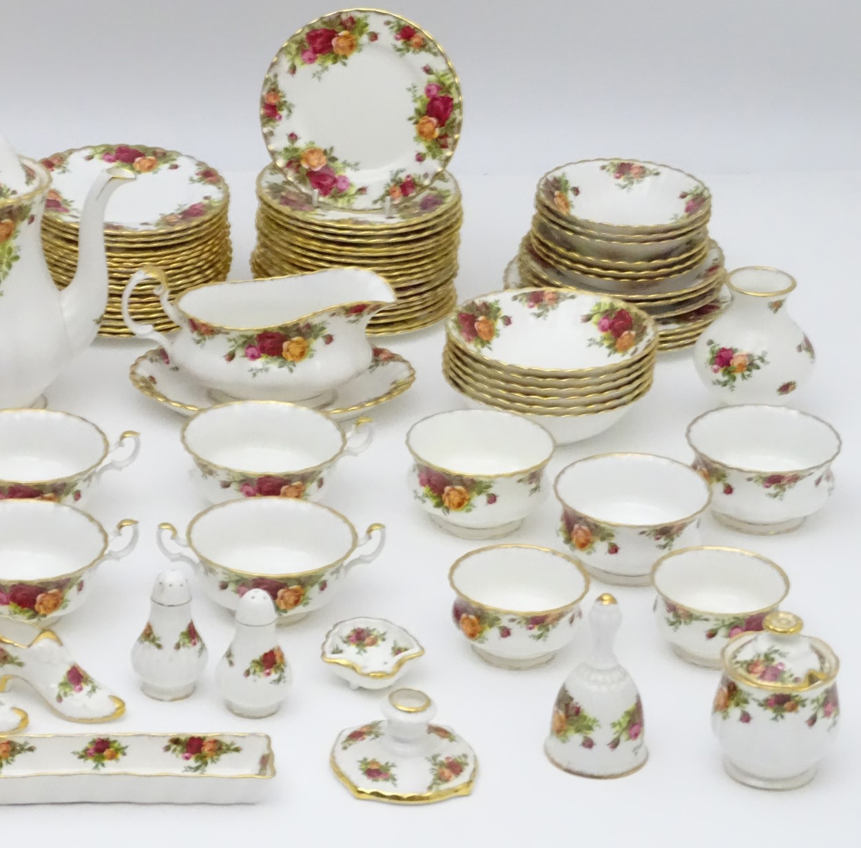 A large quantity of Royal Albert dinner wares in 'Old Country Roses', to include plates, teapots, - Image 8 of 14