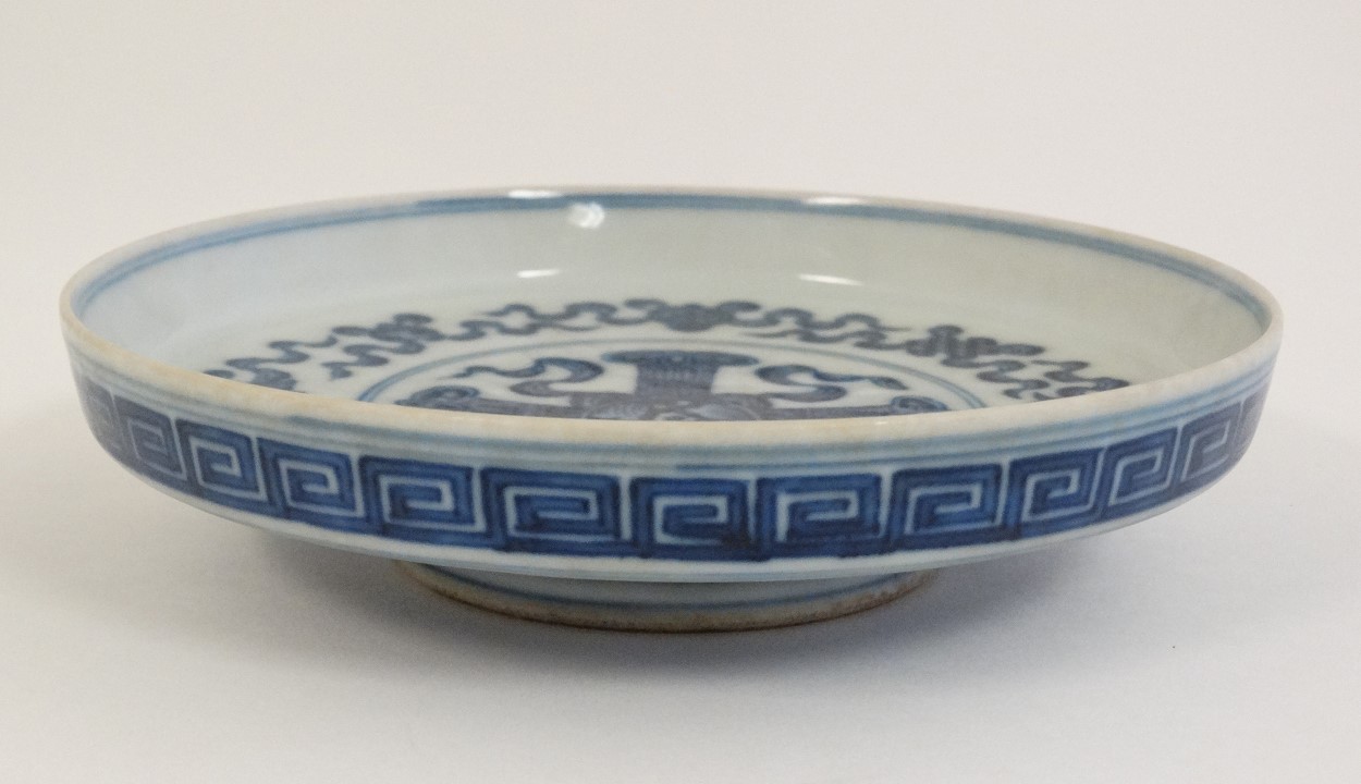 A Chinese blue and white dish on small pedestal base, decorated with the symbols of the 8 immortals, - Image 4 of 4