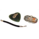 Assorted jewellery to include a green hardstone gold mounted heart formed pendant,