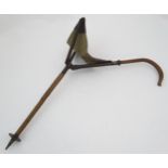 Shooting stick: a mid 20thC shooting stick with triangular leather and canvas seat,