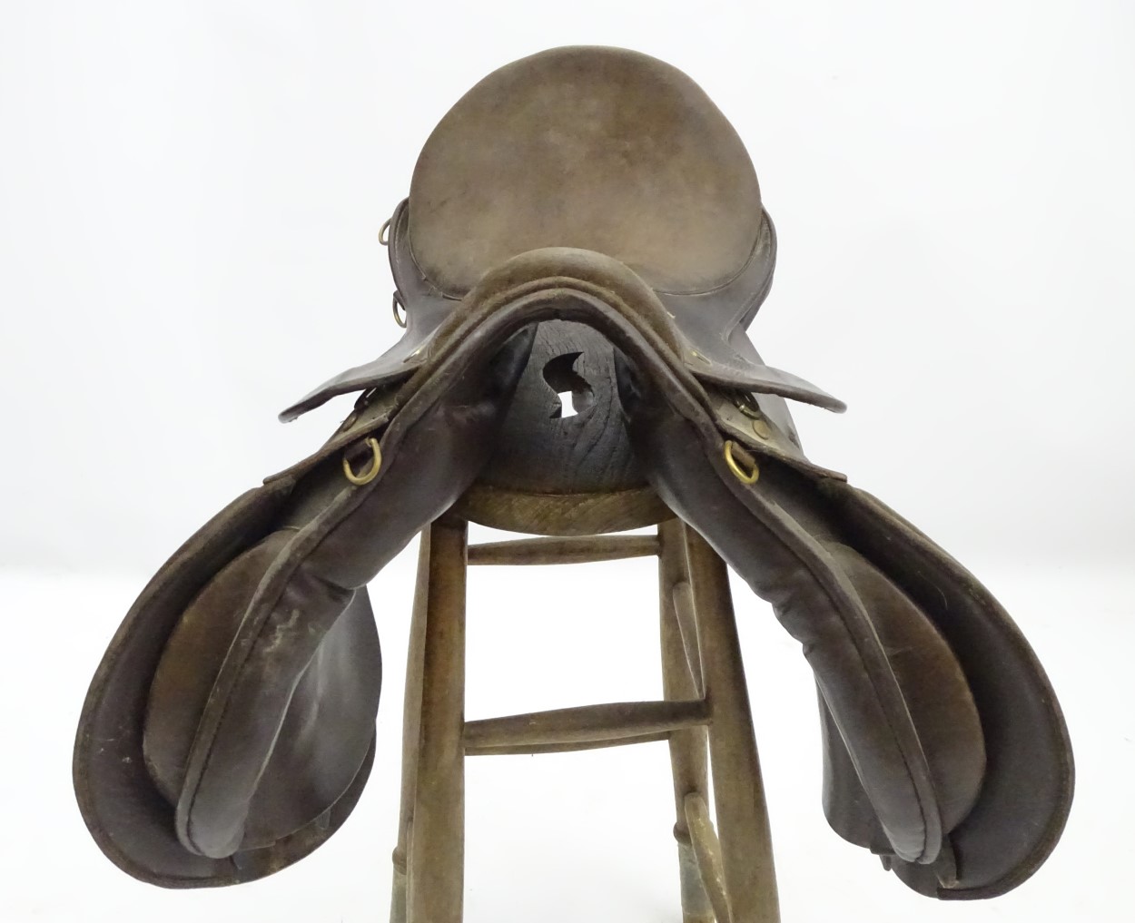 Equestrian: a brown leather English hunting saddle by the Ideal Saddle Co, Walsall, - Image 6 of 6