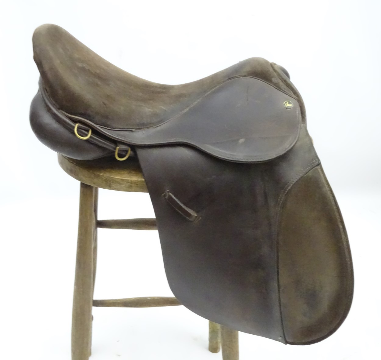 Equestrian: a brown leather English hunting saddle by the Ideal Saddle Co, Walsall, - Image 5 of 6