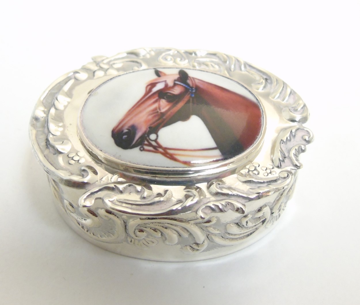 A pill box of ovoid form having enamel cabochon to lid, depicting a horses head, - Image 6 of 7