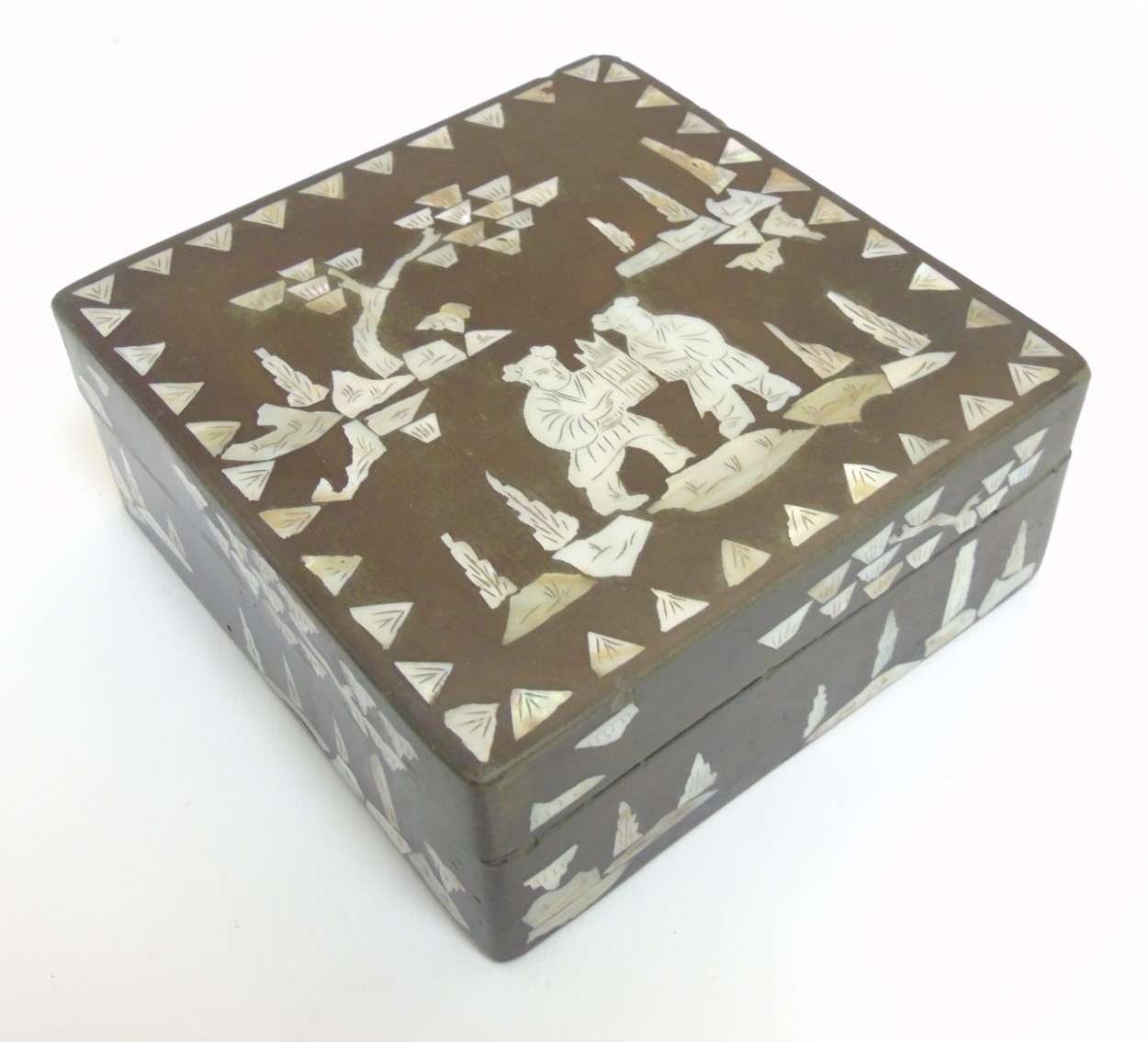 An Oriental lacquered box with mother of pearl and penwork inlay. - Image 2 of 5