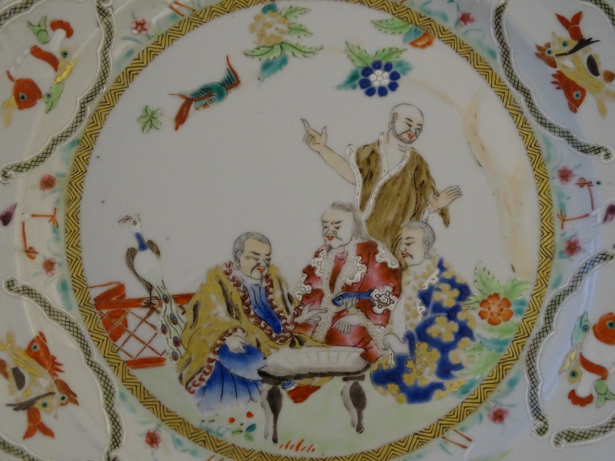 A Chinese famille verte plate with gilt highlights, decorated with four figures in a garden, - Image 5 of 5