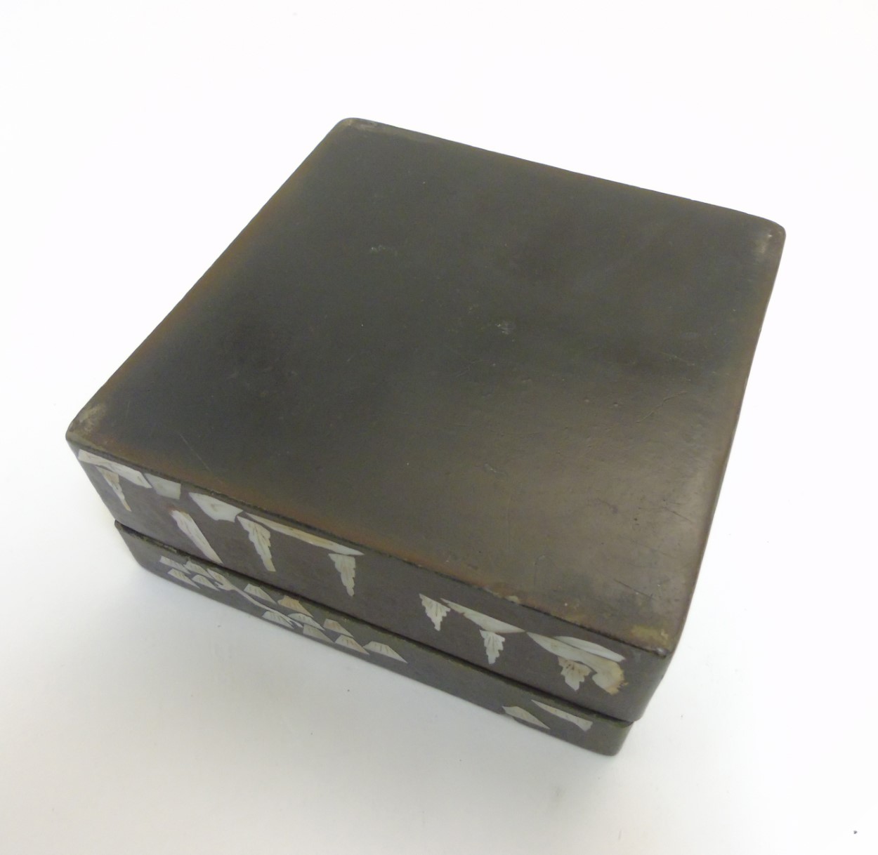 An Oriental lacquered box with mother of pearl and penwork inlay. - Image 5 of 5