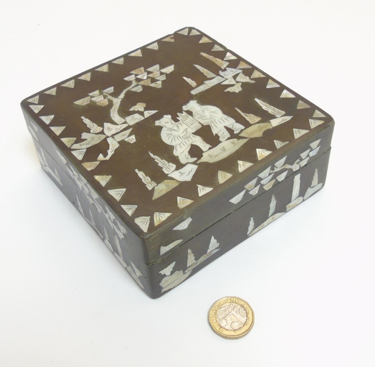 An Oriental lacquered box with mother of pearl and penwork inlay. - Image 3 of 5