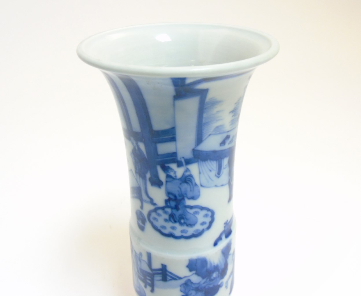 A Chinese blue and white Gu vase with underglaze blue decoration depicting imperials in a pagoda - Image 3 of 8