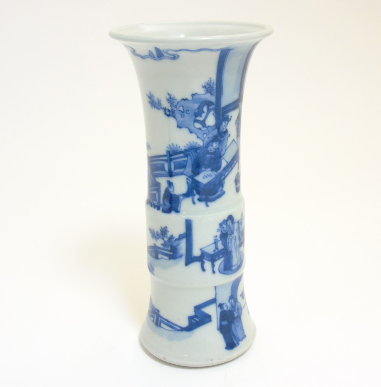 A Chinese blue and white Gu vase with underglaze blue decoration depicting imperials in a pagoda - Image 6 of 8