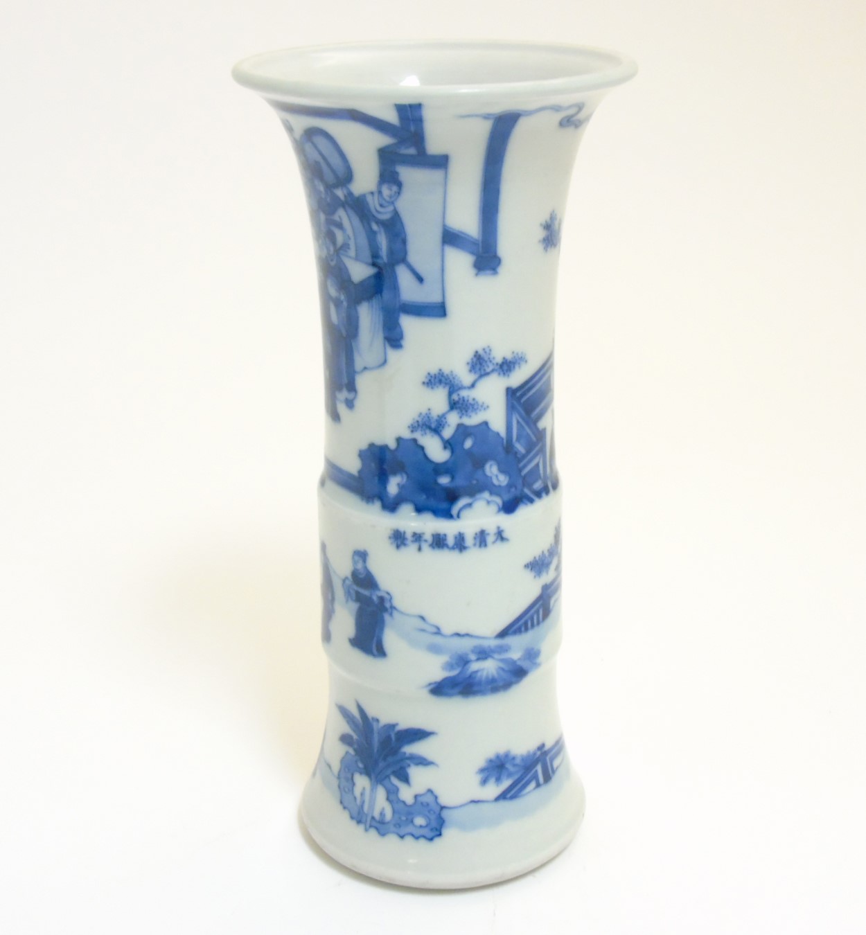 A Chinese blue and white Gu vase with underglaze blue decoration depicting imperials in a pagoda - Image 5 of 8