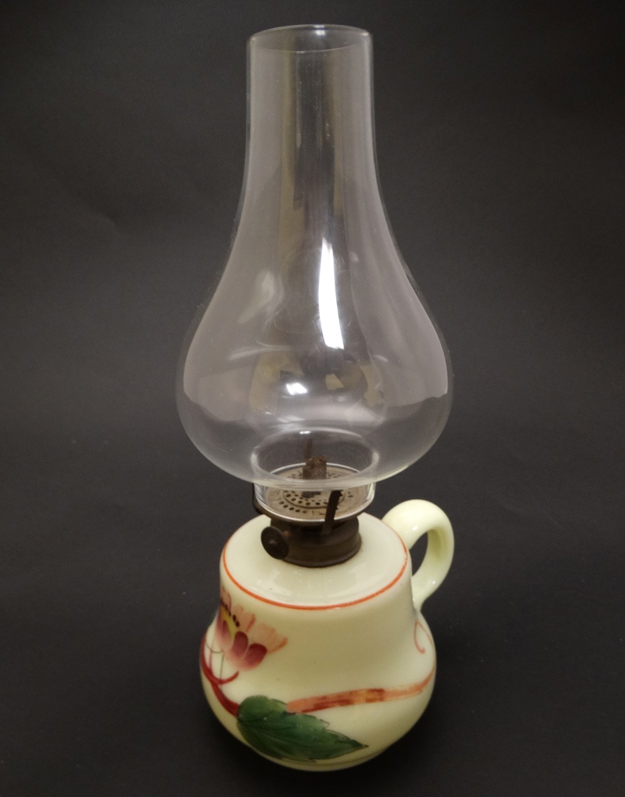 A small glass oil lamp with floral decoration, loop handle and clear glass chimney. - Image 2 of 7