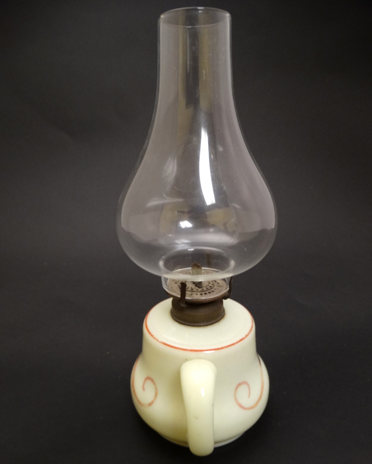 A small glass oil lamp with floral decoration, loop handle and clear glass chimney. - Image 3 of 7