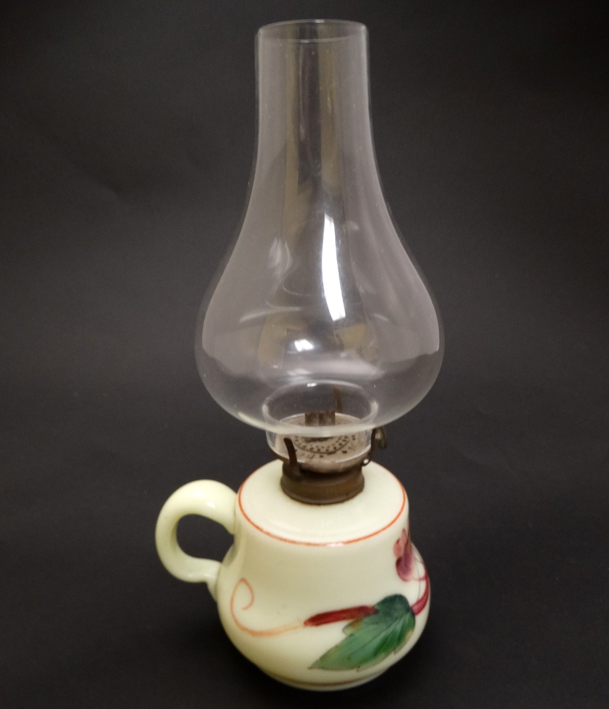 A small glass oil lamp with floral decoration, loop handle and clear glass chimney. - Image 4 of 7