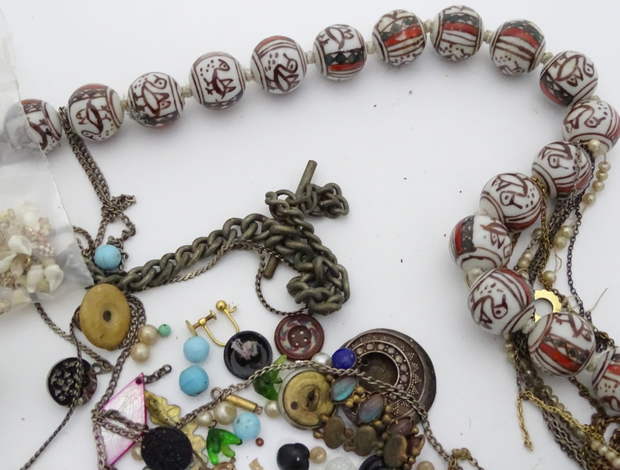 A quantity of costume jewellery CONDITION: Please Note - we do not make reference - Image 3 of 4
