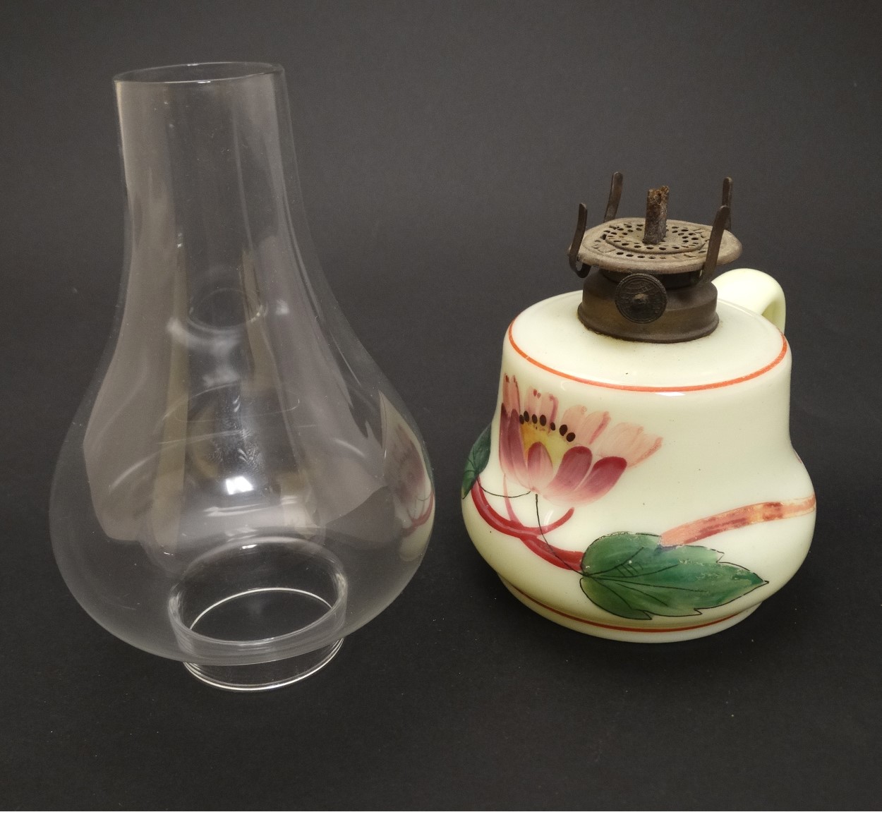 A small glass oil lamp with floral decoration, loop handle and clear glass chimney. - Image 5 of 7