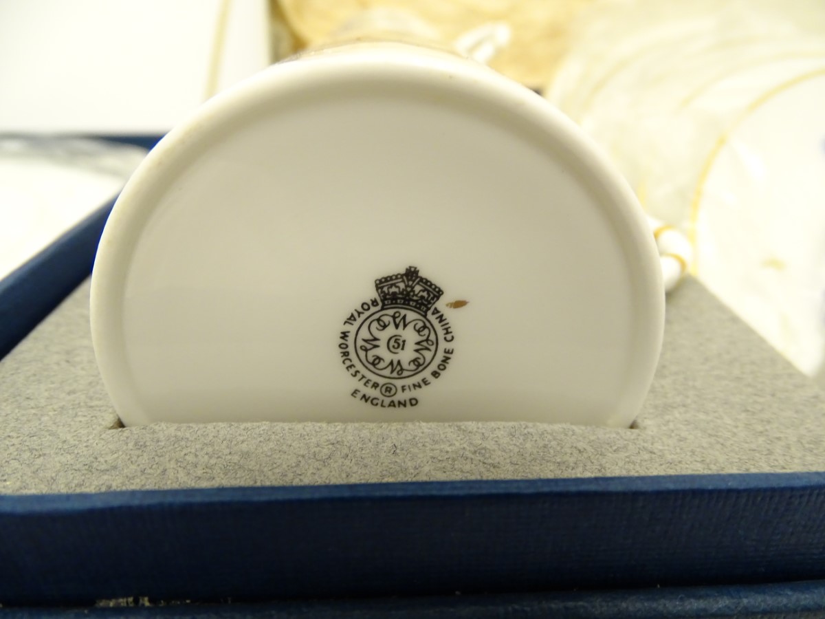 A quantity of Royal Worcester wares to include a 'Medici Green' cake slice, - Image 10 of 13