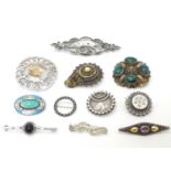 11 assorted brooches to include some silver examples, some with filigree detail,