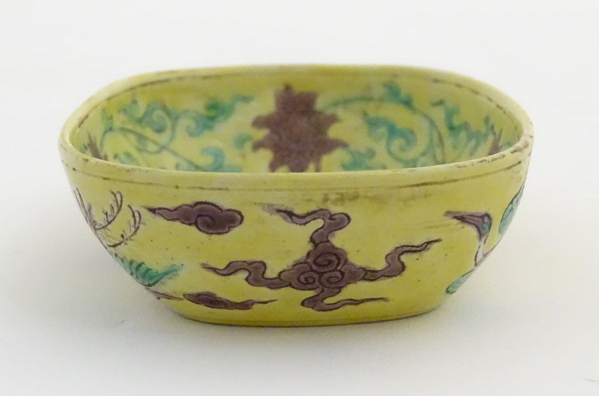 A small Chinese dish decorated with stylised birds, clouds and flowers. Character marks to base. - Image 6 of 7