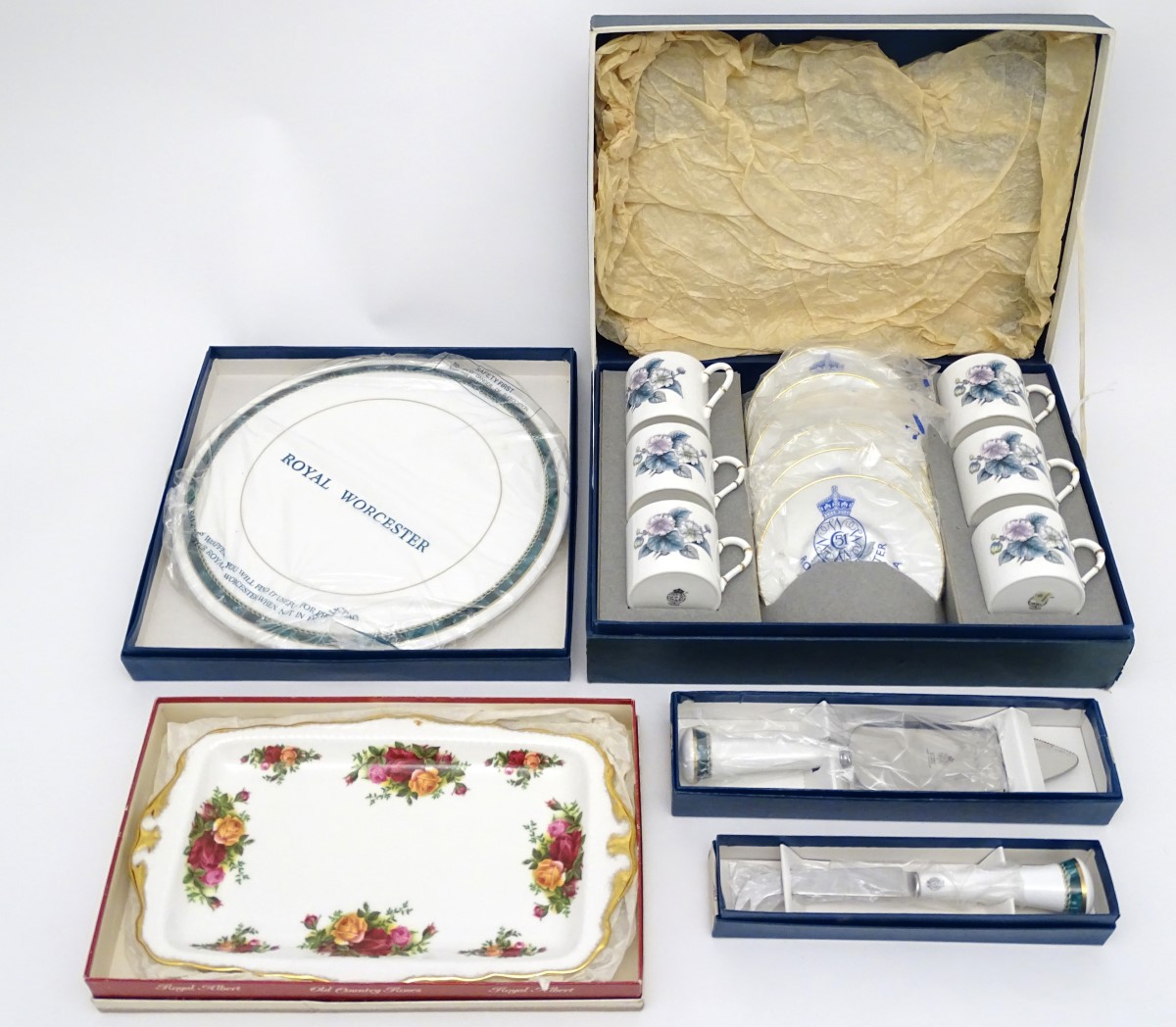 A quantity of Royal Worcester wares to include a 'Medici Green' cake slice, - Image 5 of 13