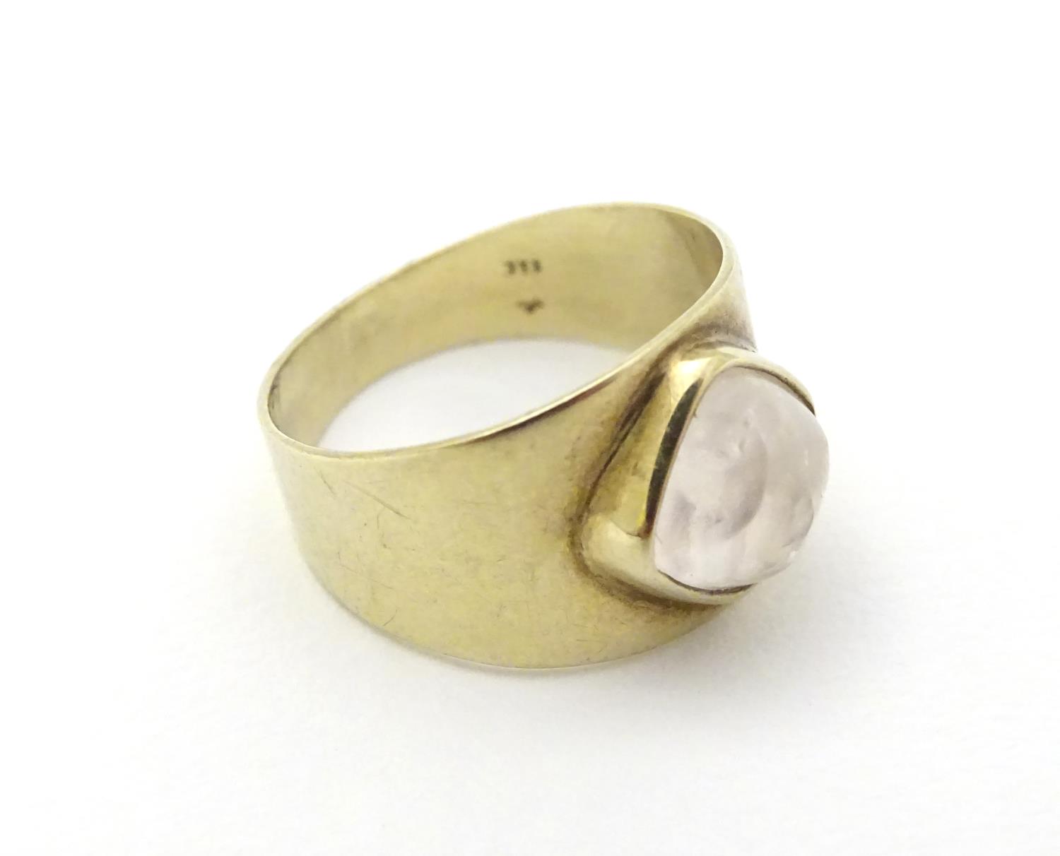 A vintage 8ct gold signet ring set with rock crystal cabochon. - Image 8 of 10