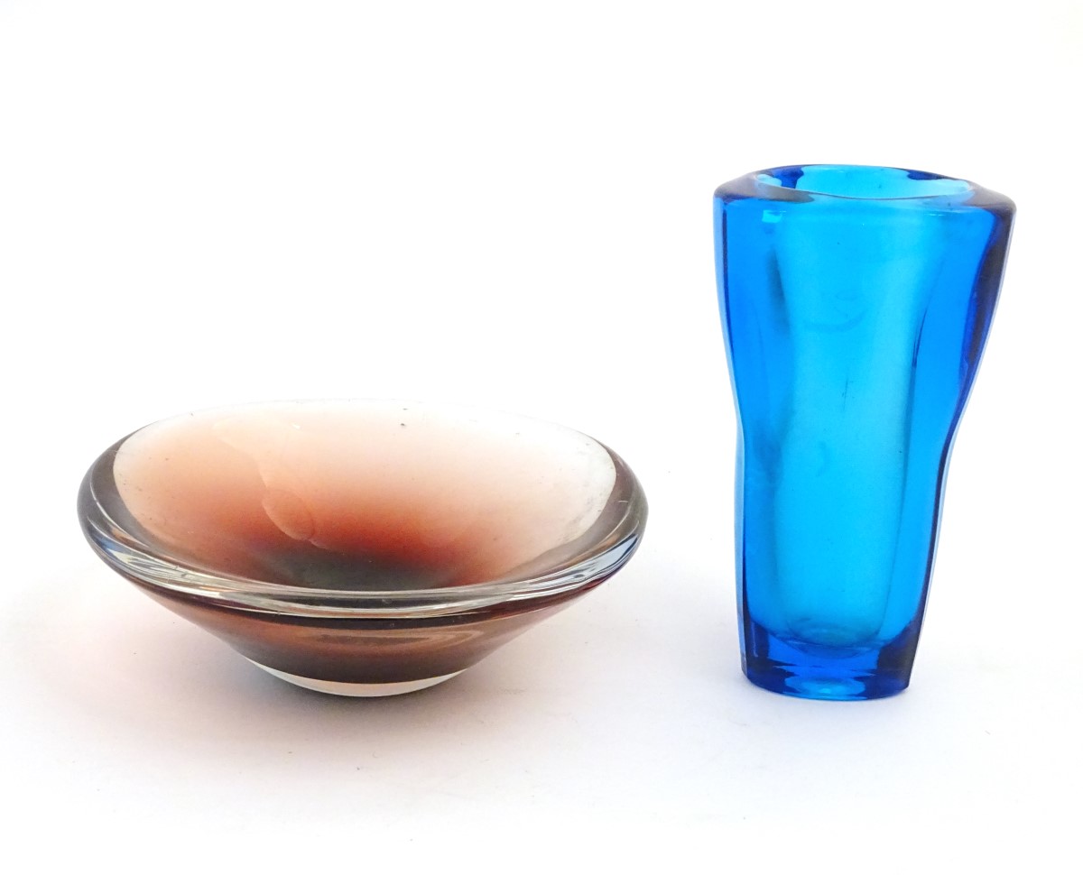 Glass : two items of mid 20thC studio glass to include a Kingfisher blue coloured vase of tri-form - Image 3 of 5