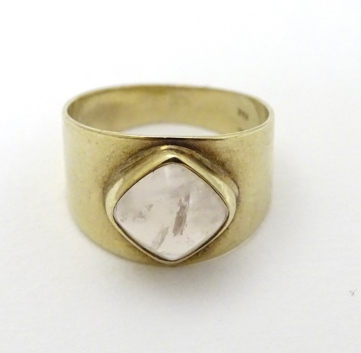 A vintage 8ct gold signet ring set with rock crystal cabochon.