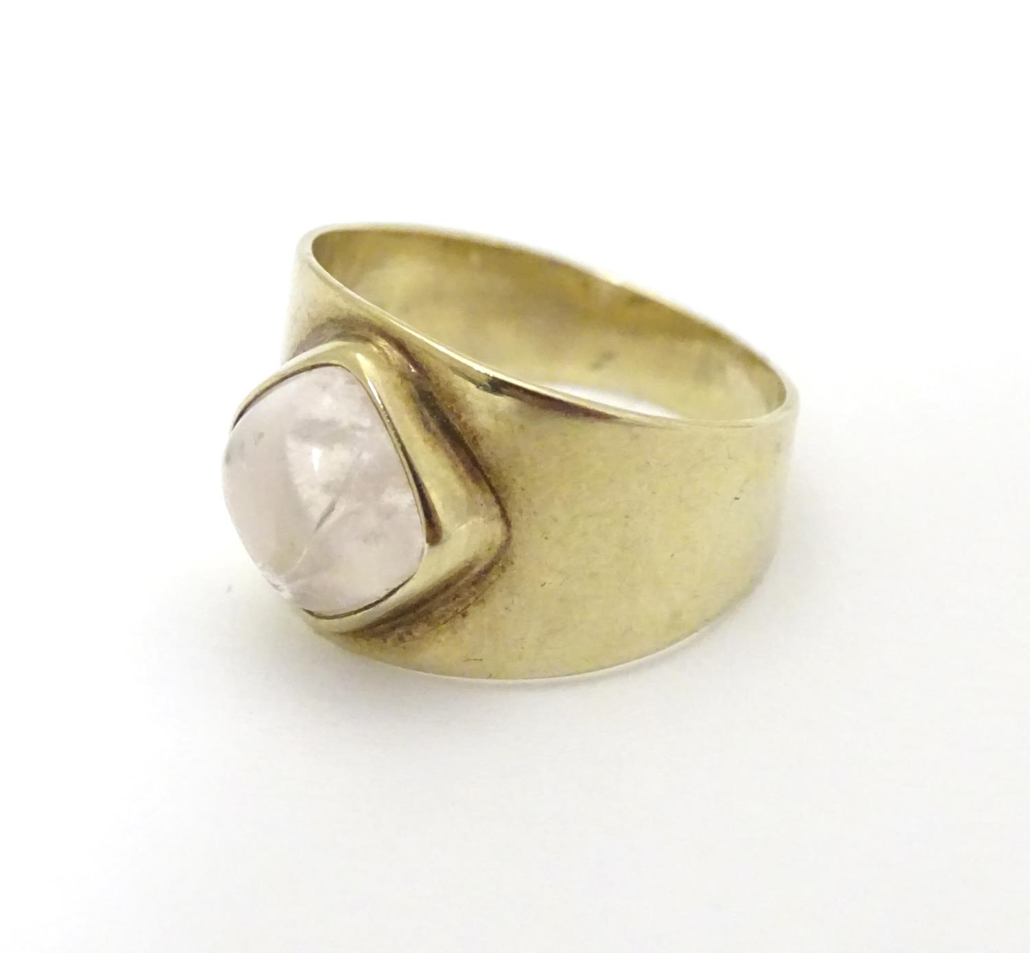 A vintage 8ct gold signet ring set with rock crystal cabochon. - Image 6 of 10