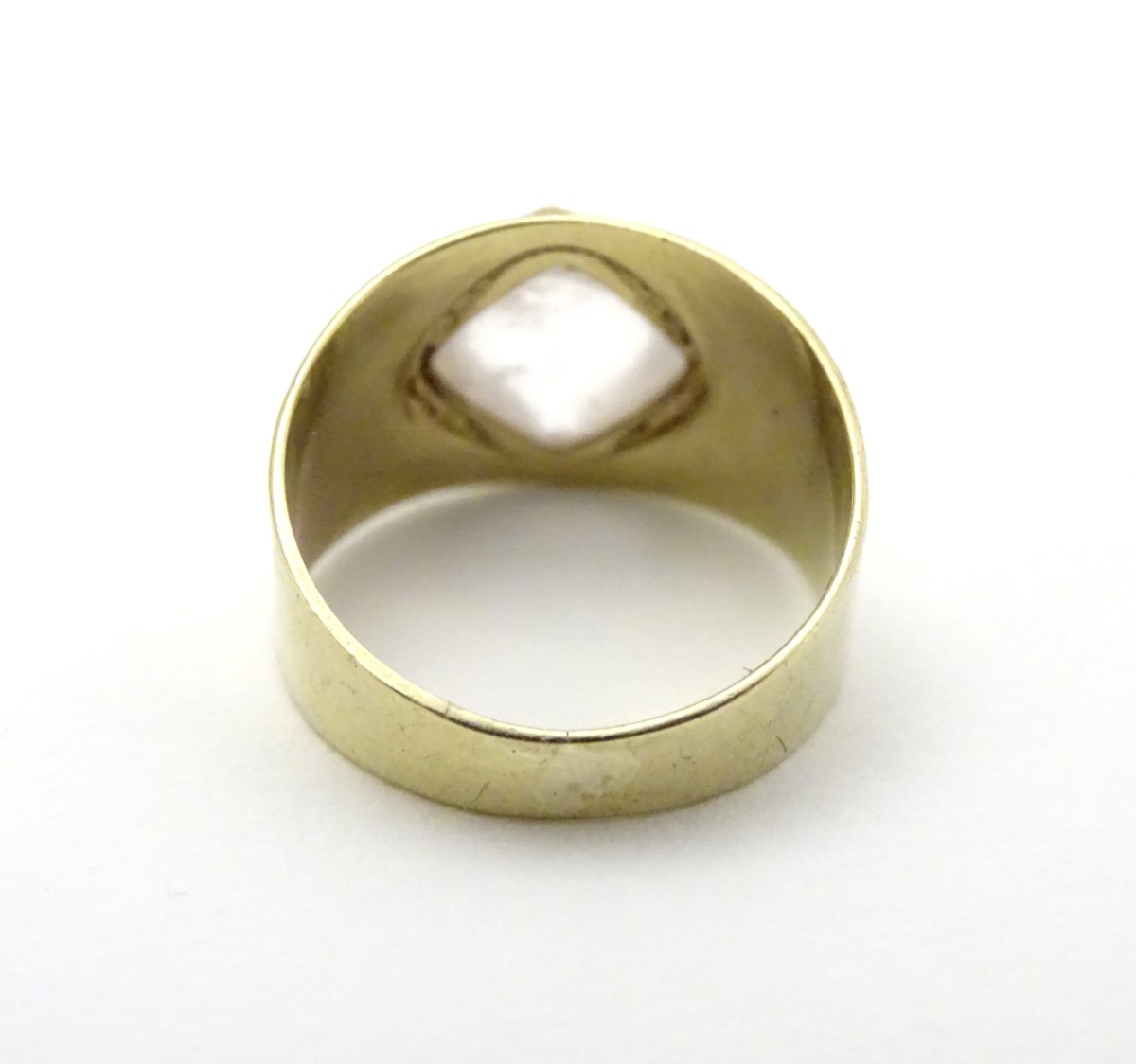 A vintage 8ct gold signet ring set with rock crystal cabochon. - Image 9 of 10