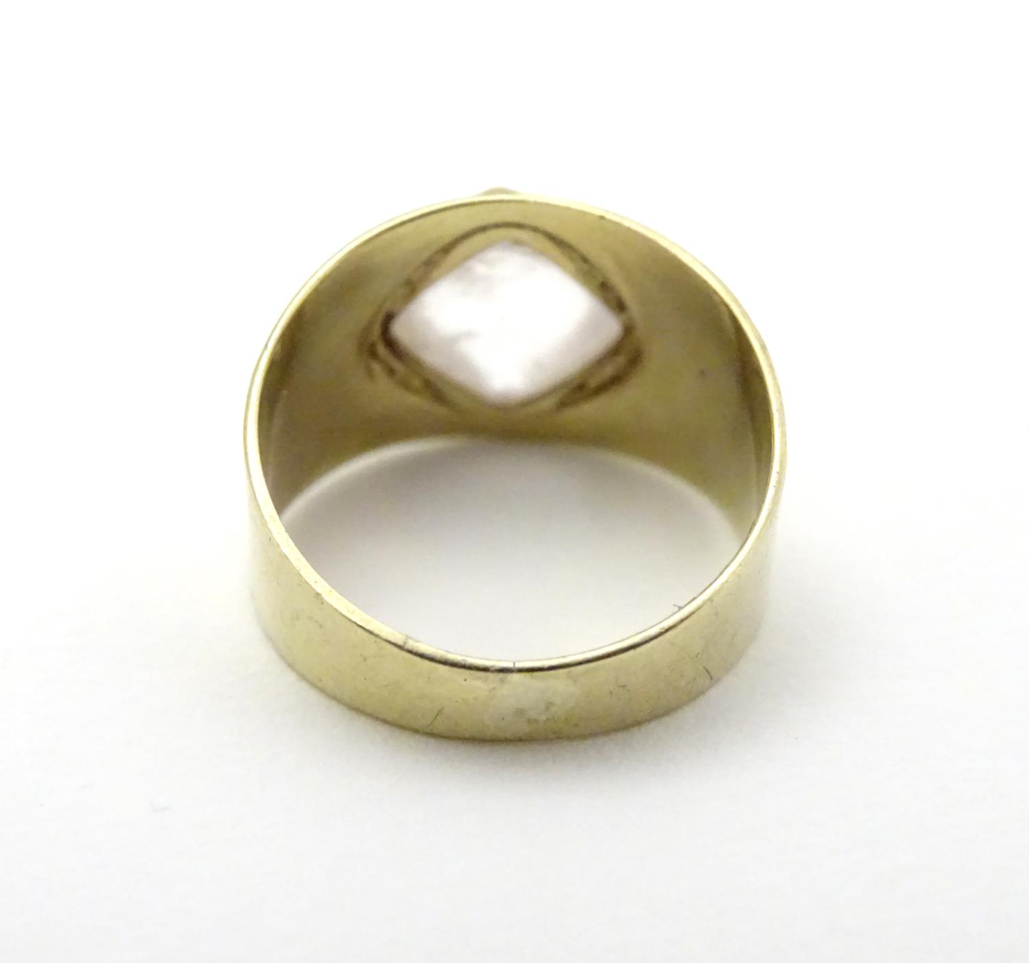 A vintage 8ct gold signet ring set with rock crystal cabochon. - Image 10 of 10