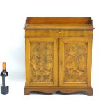 An early 20thC walnut table cabinet with raised gallery on a lifting lid,