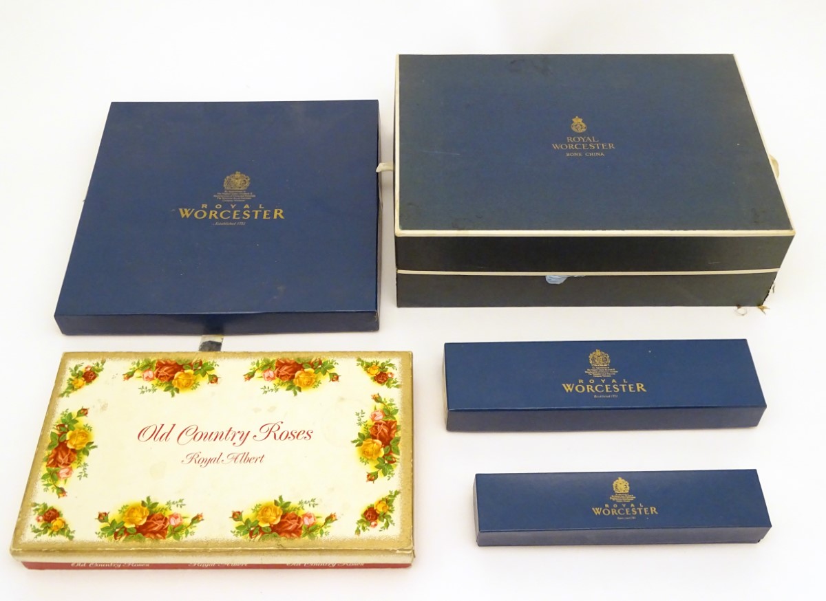 A quantity of Royal Worcester wares to include a 'Medici Green' cake slice, - Image 3 of 13