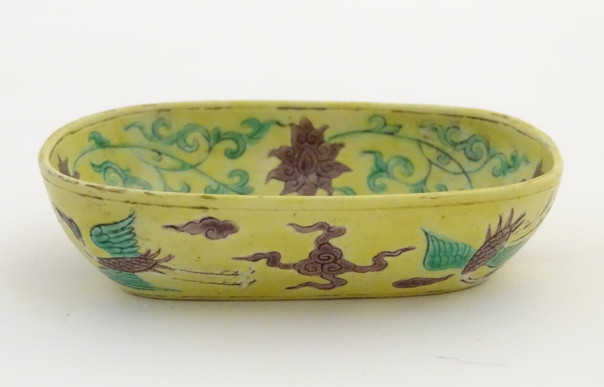 A small Chinese dish decorated with stylised birds, clouds and flowers. Character marks to base. - Image 7 of 7