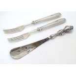 A silver handled shoe horn hallmarked Chester 1904 and 2 silver handled fruit forks hallmarked