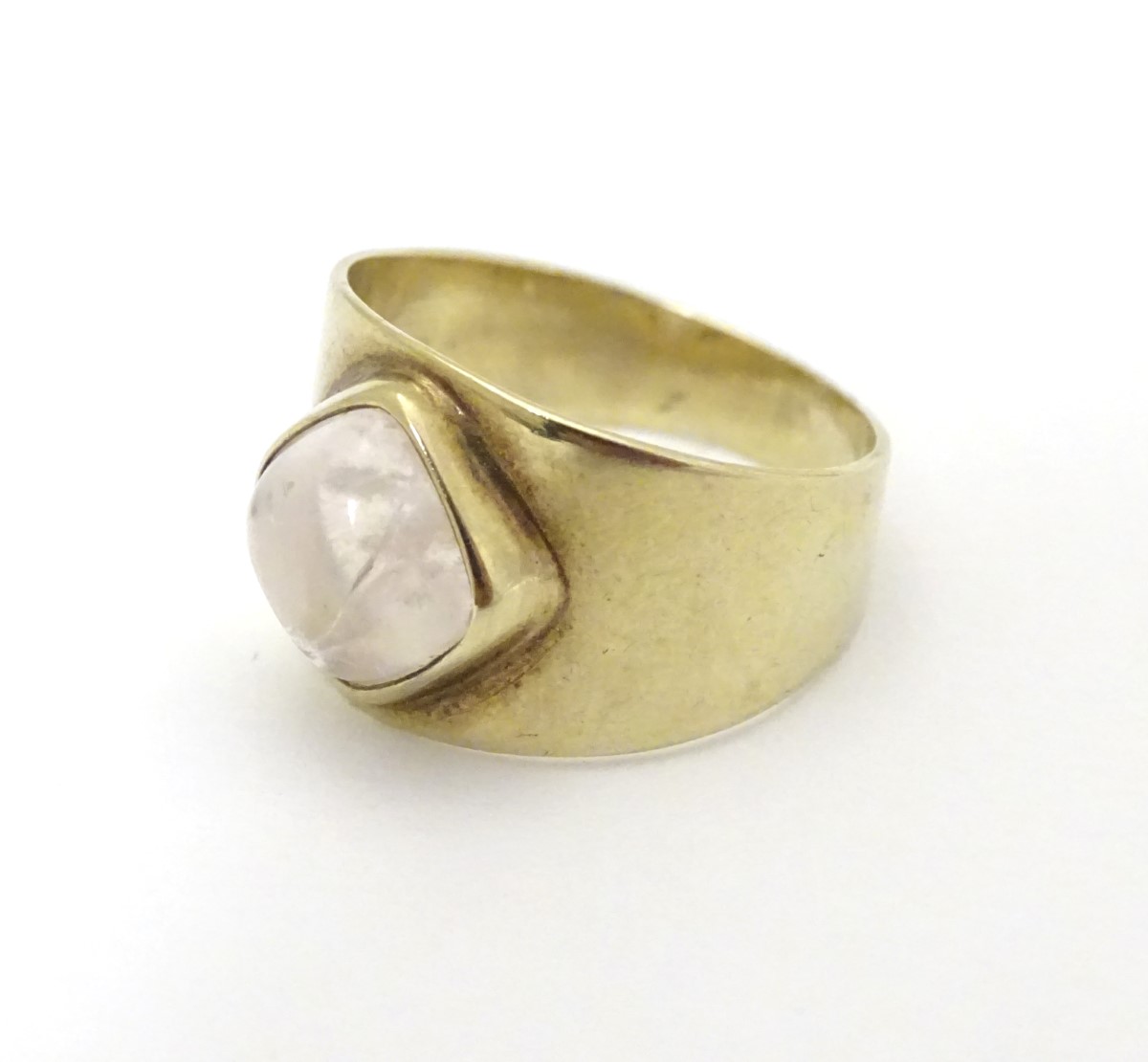 A vintage 8ct gold signet ring set with rock crystal cabochon. - Image 5 of 10