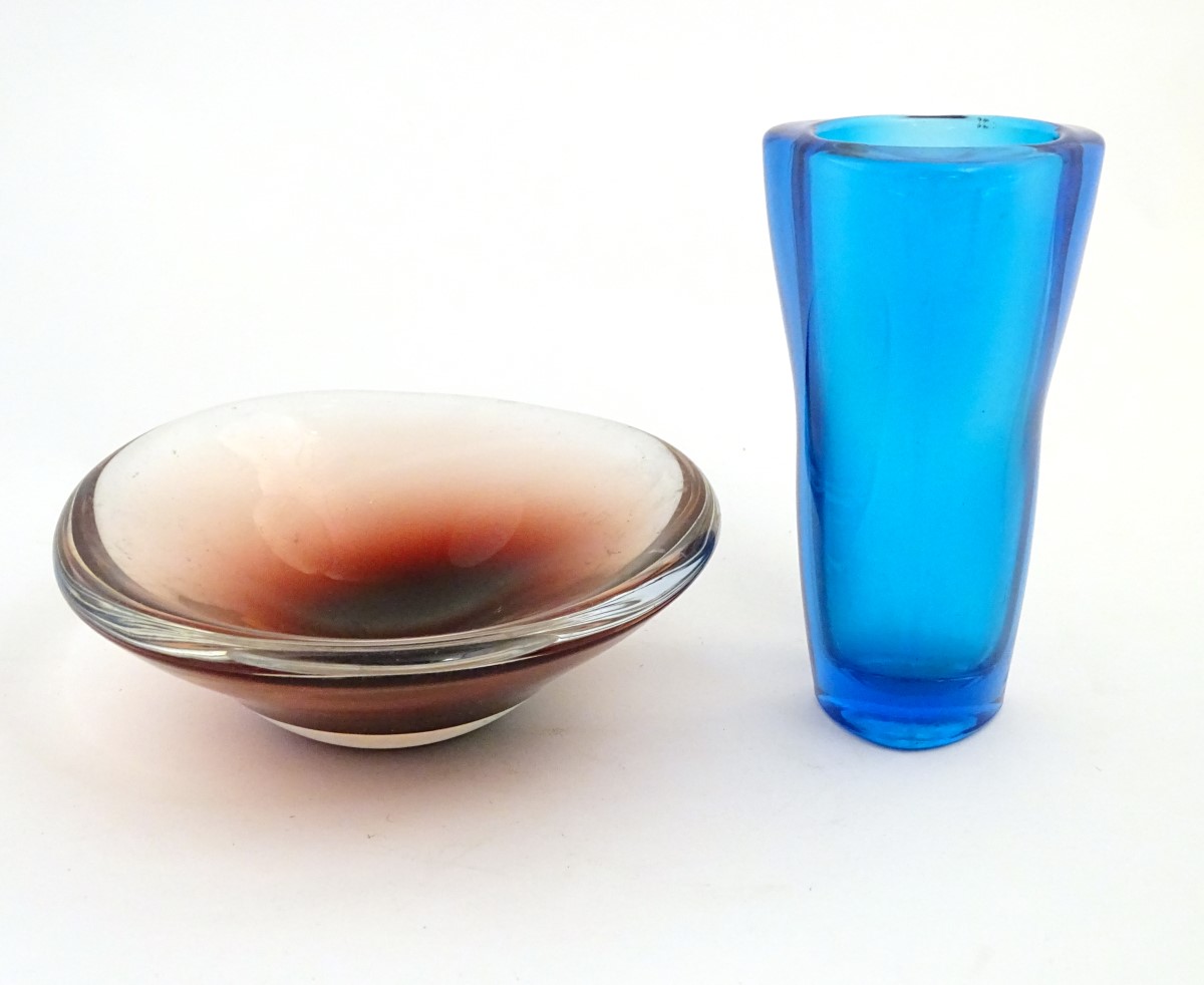 Glass : two items of mid 20thC studio glass to include a Kingfisher blue coloured vase of tri-form - Image 4 of 5